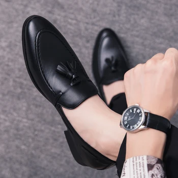 Divat Férfi ruha Fekete Party esküvői cipő Hegyes lábujjú lakások Vezetési cipők Loafers Oxford Hivatalos bőrcipők 2020 Új
