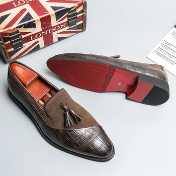 Klasszikus férfiak Luxus Slip Olaszországban Kézzel készített cipők Divat Férfiak Esküvői Divat Ruha Loafers Irodai tervező Tassel Oxfords